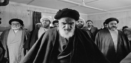 Ruhollah_Khomeini_in_Neauphle-le-Chateau